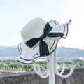 Cappello da sole estivo in paglia da donna con grande fiocco nero e tesa a righe per la spiaggia - M (56-58cm) / Bianco Latte