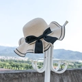 Cappello da sole in paglia da donna con fiocco nero e tesa ondulata per spiaggia ed estate - M (56-58cm) / Beige