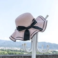Cappello di paglia rosa da donna a tesa larga con fiocco nero e bordo ondulato per mare - M (56-58cm) / Rosa