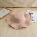 Detail eines rosa Strohhutes mit Wellenrand und Webstruktur auf einer Holzfläche - M (56-58cm) / Rosa