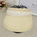 Visera de paja beige para niños con lazo de encaje blanco y diseño de parte superior abierta - S / Beige