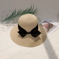 Detailansicht des breitkrempigen Strohhuts mit einer eleganten schwarzen Schleife - M (56-58cm) / Beige