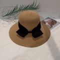 Detailaufnahme von Strohhut mit Webstruktur und einer großen schwarzen Schleife daran - M (56-58cm) / Khaki
