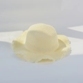Gros plan d'un chapeau de paille jaune clair avec bord ondulé et texture tissée en spirale - Style Enfant-Circonférence 52 / Blanc Lait
