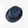Détail d'un chapeau de paille tressé bleu foncé avec ruban noir et texture détaillée - Bleu Marine