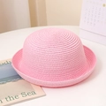 Chapeau de soleil rose en paille pour femme avec bord roulé et texture tissée - Style Enfant / Rose