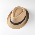Nahaufnahme der Kinder-Strohhut-Fedora mit schwarzem Ripsband aus natürlichem Geflecht - Khaki