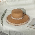Detail eines braunen Strohhuts mit buntem Tweed-Fransenrand und goldenem M-Logo - M / Khaki