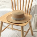 Detail eines Sommer-Strohhuts mit funkelndem Strassstein-Verzierungsband für Damen - M (56-58cm) / Khaki