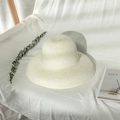 Schicker Strohhut mit breiter Krempe in Elfenbeinfarbe für Sonnenschutz auf Reisen - M (56-58cm) / Creme