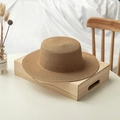 Detail eines flachen Strohhuts mit breiter Krempe auf rustikalem Holzdisplay - M (56-58cm) / Khaki