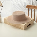 Klassischer khakifarbener Strohhut mit flacher Krone und breiter Krempe auf Holztablett - M (56-58cm) / Fleischrosa