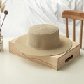 Minimalistischer flacher Strohhut aus Naturfasern für sommerlichen Sonnenschutz handgefertigt - M (56-58cm) / Beige