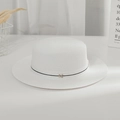 Makroaufnahme der weißen Strohhut-Textur mit elegantem Band und goldenem M-Charm - M / Gebleichtes Weiß