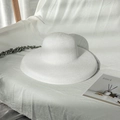 Foldable wide brim sun hat for women in white woven straw, ideal for beach holidays - M (56-58cm) / Bleached White