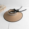 Detailansicht eines Stroh-Sonnenvisiers mit glitzernden Pailletten und Satinschleife - M (56-58cm) / Khaki