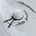 Détail d'un chapeau en paille blanc avec broderie Hello Sunshine et nœud en ruban - M (56-58cm) / Blanc Blanchi