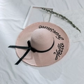 Chapeau de soleil en paille rose avec ruban noir et broderie Hello Sunshine à bord large - M (56-58cm) / Rose chair