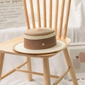 Detail des zweifarbigen Strohhuts mit braunem Band und metallischem M-Emblem - M / Khaki
