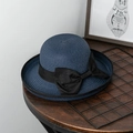 Detail eines dunkelblauen Strohhuts mit feinem Webmuster und breiter schwarzer Schleife - M (56-58cm) / Marineblau