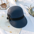 Détail d'un chapeau de paille bleu marine avec ruban noir élégant sur tissu blanc - M (56-58cm) / Bleu marine