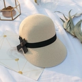 Détail d'un chapeau de paille beige avec ruban noir et nœud papillon élégant pour l'été - M (56-58cm) / Blanc Cassé
