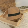 Detailweergave van Japanse strohoed met zwart lint op een rustiek houten bord - M (56-58cm) / Khaki
