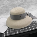 Eleganter beiger Strohhut mit grauem Band und goldener M-Schnalle für den Sommer - M (56-58cm) / Beige