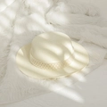 Detailansicht des Strohhuts mit gewebter Textur und elegantem Perlenband für Damen im Sommer - M / Creme