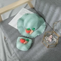 Détail d'un ensemble chapeau de paille et sac vert menthe avec ornements de fruits - Vert d'Eau
