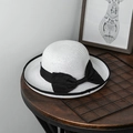 Elegante cappello di paglia bianco con fiocco nero e tesa arrotolata a contrasto da donna - M (56-58cm) / Bianco puro