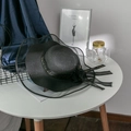 Détail d'un chapeau de paille noir élégant avec bord en résille et nœud en ruban - M (56-58cm) / Noir
