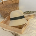 Beige strooien bucket hat met zwart lint op een rustiek houten dienblad - M (56-58cm) / Broken Wit