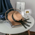 Détail d'un chapeau de paille à large bord avec tulle noir et ruban à nœud élégant - M (56-58cm) / Kaki