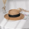 Detailaufnahme des natürlichen Strohhutes mit schwarzem Band auf texturiertem weißem Grund - M (56-58cm) / Schwarz