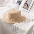 Detalle de sombrero de paja de copa plana con banda de perlas y cadena extraíble - M (56-58cm) / Beige