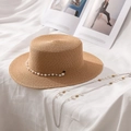 Detalle de un sombrero de paja de copa plana con cadena de perlas sobre fondo de tela - M (56-58cm) / Caqui