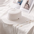 Detalle de sombrero de paja blanco de ala plana con perlas y cadena dorada - M (56-58cm) / Blanco