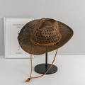 Detail eines dunkelbraunen Cowboy-Strohhuts mit Hohlgeflecht und dekorativem Windseil - M (56-58cm) / Kaffeebraun