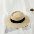 Detail der gewebten Strohtextur und des breiten schwarzen Bandes am beigen Sonnenhut - M (56-58cm) / Beige mit schwarzem Band