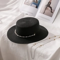 Detalle de sombrero de paja negro con elegante cadena de perlas y textura tejida - M (56-58cm) / Negro