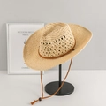 Detail eines hohl gewebten Stroh-Cowboyhuts mit geflochtener Kordel und Holzknebel - M (56-58cm) / Beige