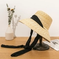 Französischer Strohhut mit schwarzem Band für Damen auf einem Holzständer - M (56-58cm) / Schwarzes Band
