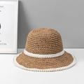 Dettaglio cappello di paglia intrecciato con nastri bianchi e perline per uno stile chic - M (56-58cm) / Cachi