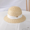 Eleganter japanischer Strohhut mit weißem Band und goldenem M-Abzeichen für Damen - M (56-58cm) / Weiß