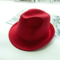 Textura detallada del sombrero fedora de fieltro rojo con elegante diseño de ala estrecha - M / Rojo