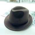 Vista detallada de sombrero fedora de lana marrón oscuro con ala enrollada y costuras - M / Gris