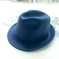 Detalle de sombrero fedora de fieltro azul oscuro con corona y costuras de calidad - M / Azul