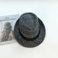 Détail du chapeau fedora en laine à carreaux gris avec ruban noir sur fond magazine - M (56-58cm) / Gris