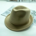 Detalle de sombrero Fedora de fieltro beige claro con costuras y textura de lana - M / Caqui